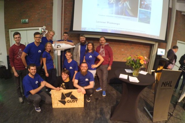 Zwycięski zespół GUST ze swoim trofeum.