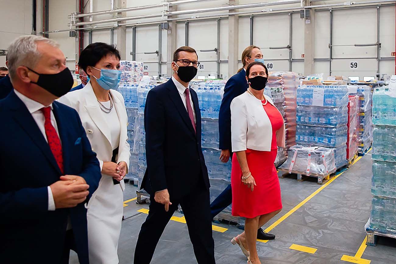 Premier Mateusz Morawiecki podczas wizyty w centrum Dino Polska.