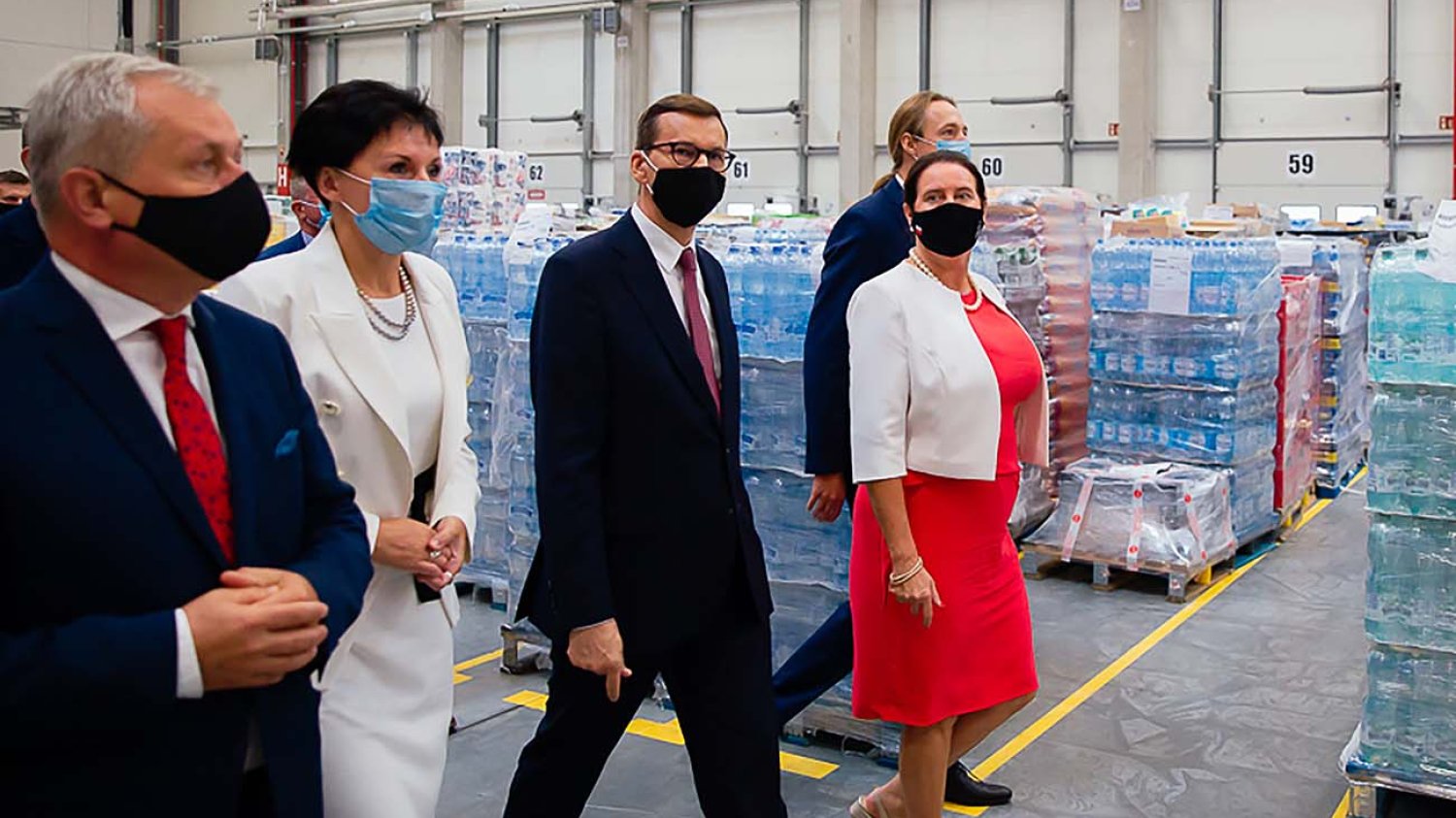 Premier Mateusz Morawiecki podczas wizyty w centrum Dino Polska.