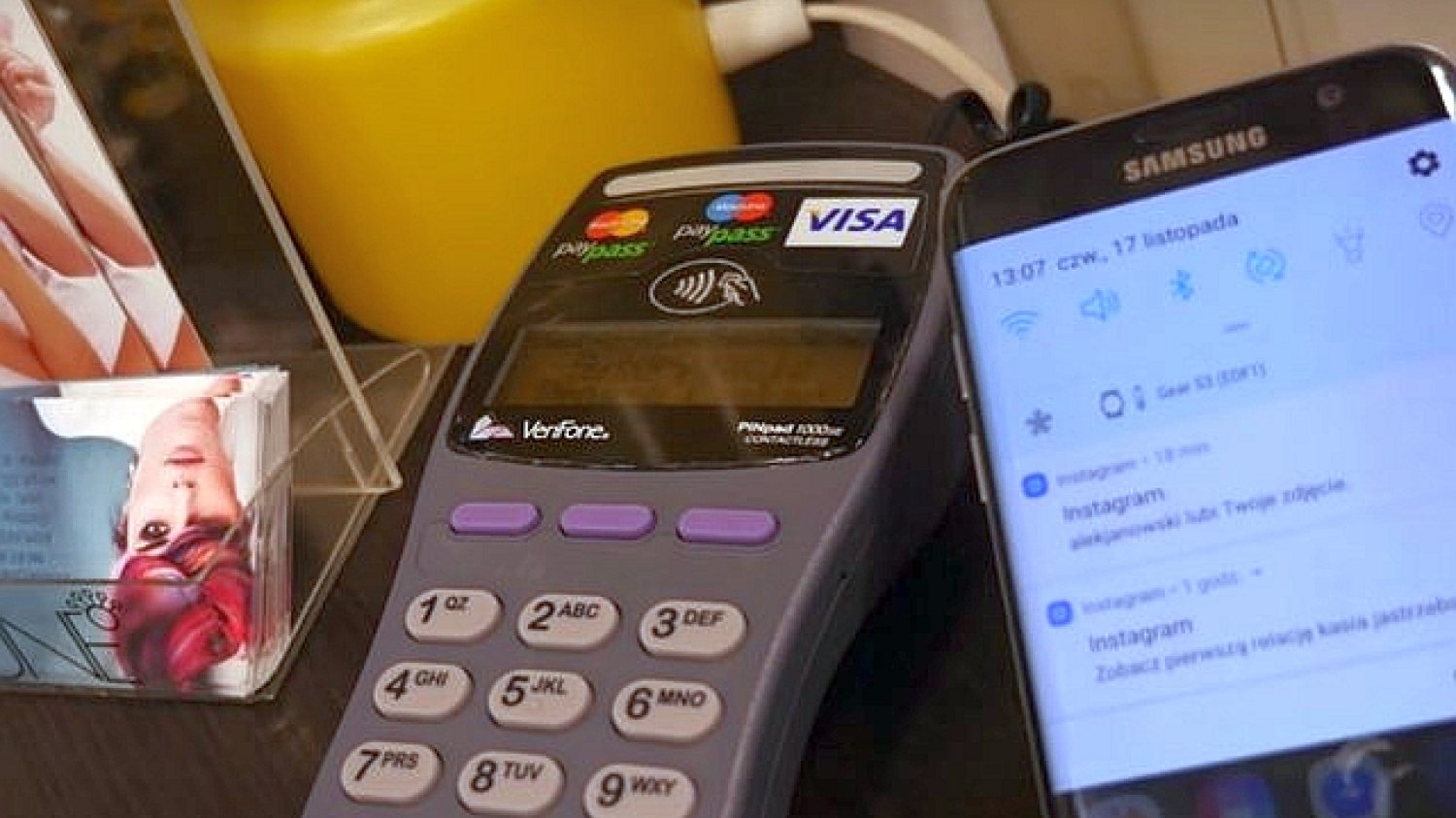Płacić można nie tylko gotówką czy kartą, ale i telefonem - wystarczy NFC i Google Pay lub Apple Pay połączone z kartą płatniczą