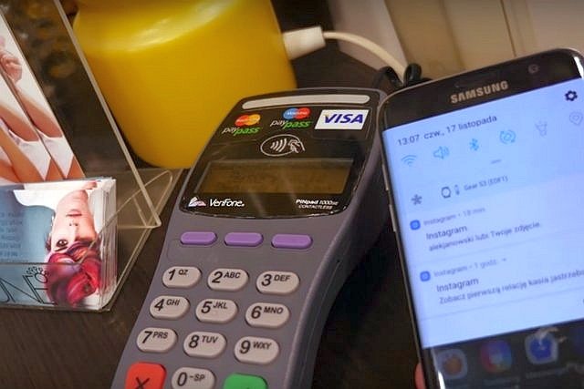 Płacić można nie tylko gotówką czy kartą, ale i telefonem - wystarczy NFC i Google Pay lub Apple Pay połączone z kartą płatniczą