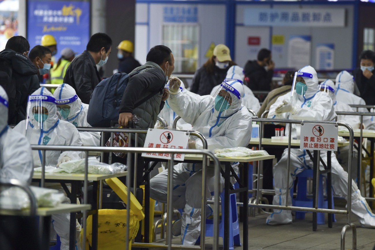 W Chiny coraz mocniej uderza koronawirus. Nowych przypadków przybywa falowo