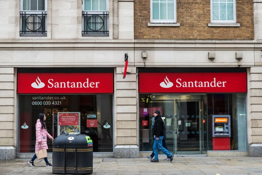 Precedensem było przejęcie jednego z padających banków w Hiszpanii przez Santander.
