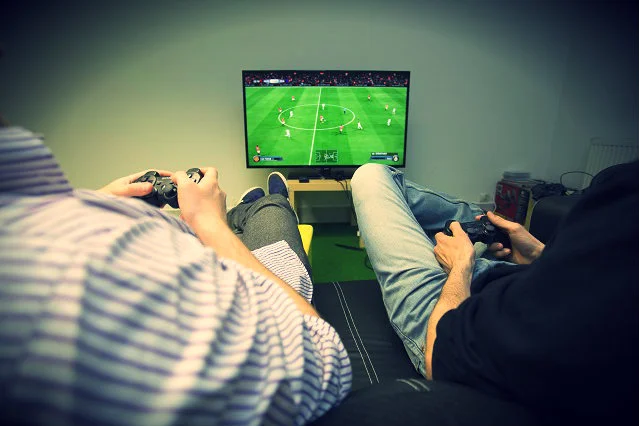 "Fifa to nasza ulubiona gra. Jak mieszkaliśmy w Krakowie, często graliśmy całą noc, od 20. do 6. rano, a potem musiałem biec na uczelnię. Dzisiaj dalej mamy konsole w biurze i gramy w kilka osób w wolnych chwilach" – Bartek Jędrychowski.