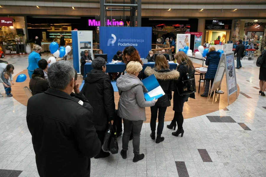 Urzędnicy skarbowi pomagają wypełniać PIT klientom jednej z kieleckich galerii handlowych.