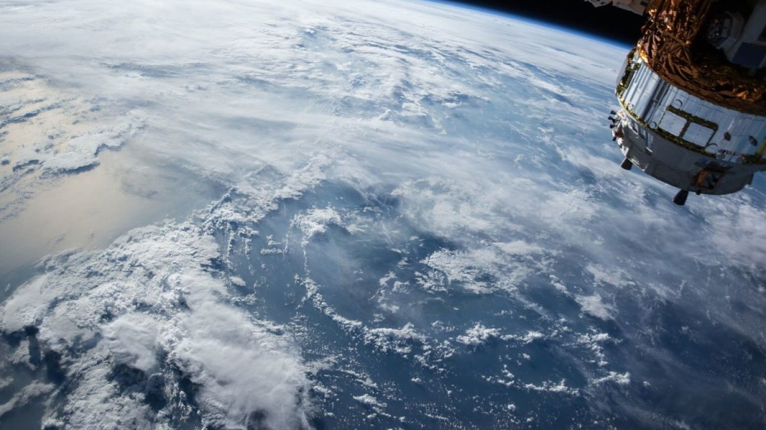 Apple pracuje nad umieszczeniem satelitów na orbicie Ziemi. Tym samym dołącza do globalnego wyścigu o 5G.