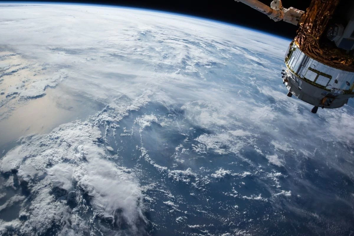 Apple pracuje nad umieszczeniem satelitów na orbicie Ziemi. Tym samym dołącza do globalnego wyścigu o 5G.