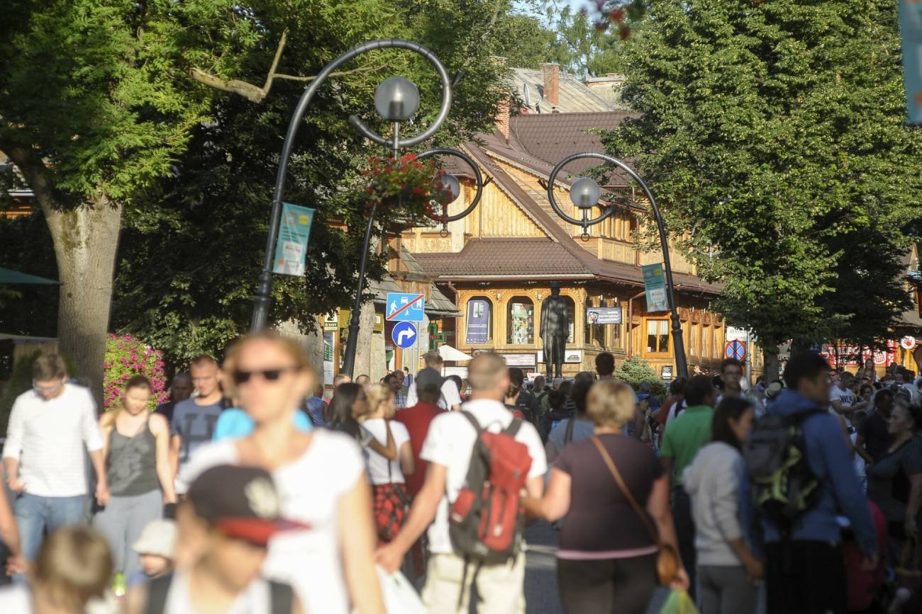 tłum na Krupówkach