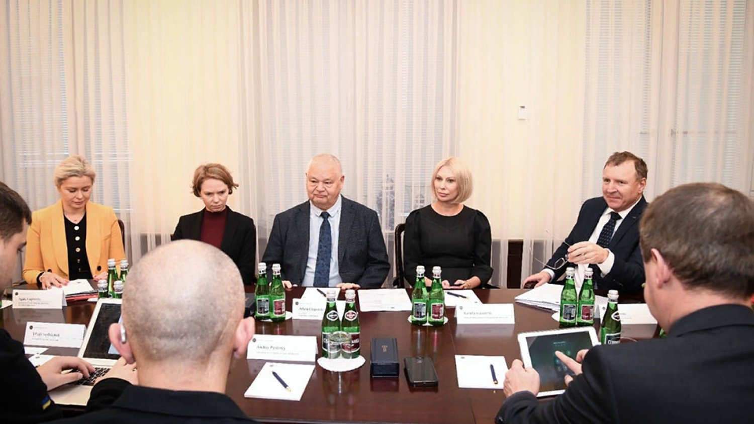 Spotkanie w NBP, na zdjęciu przy stole m.in. Jacek Kurski, Kamila Sukiennik i Adam Glapiński
