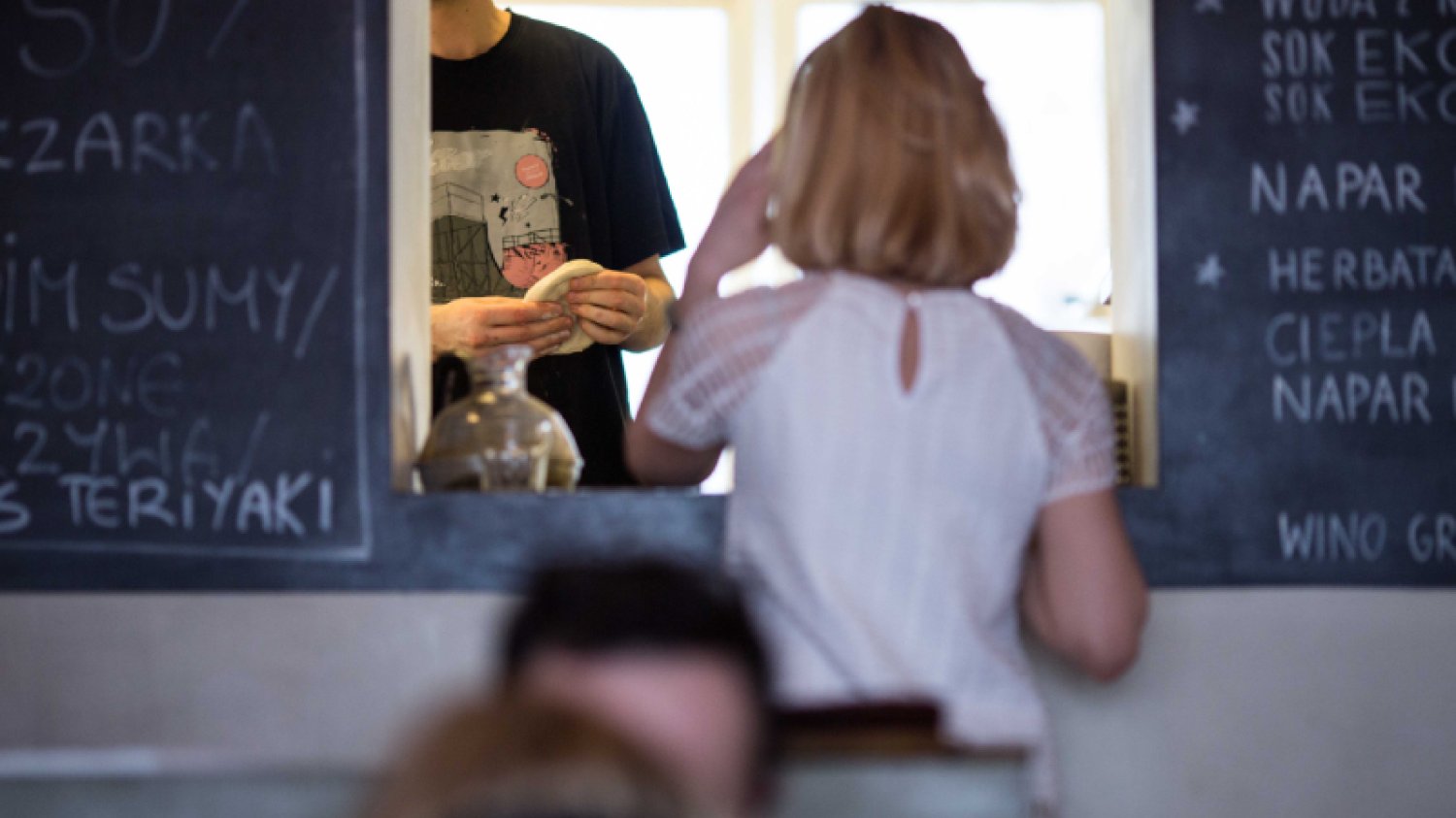 Odmrażająca się gastronomia ma problem ze znalezieniem pracowników.