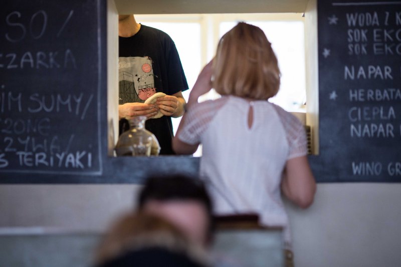 Odmrażająca się gastronomia ma problem ze znalezieniem pracowników.