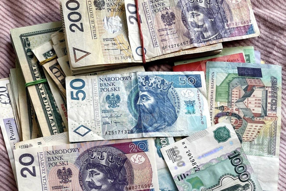 kursy-walut-25-sierpnia-2023-r-ile-kosztuje-dolar-euro-frank-i-funt