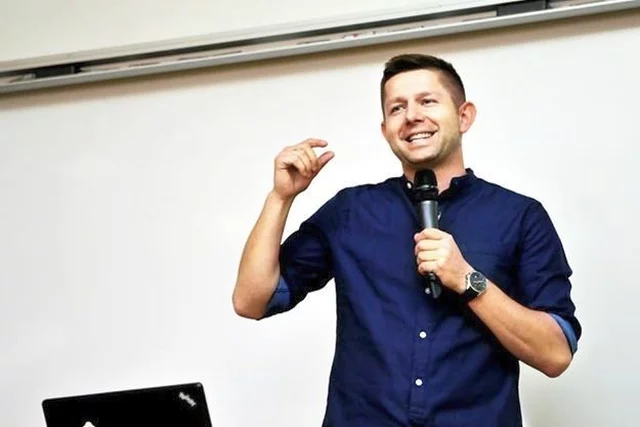Michał Sadowski, szef Brand24 też teoretycznie jedzie na stracie. W praktyce dużo inwestuje, z powodzeniem wszedł na giełdę