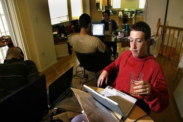 Pokój Marka Zuckerberga ma dość spartańskie warunki.