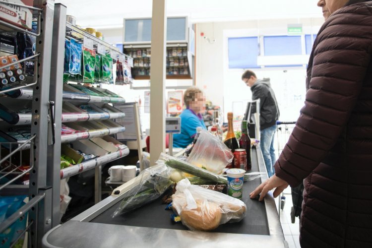 Szczepionki na COVID-19 w pierwszej kolejności dla lekarzy, nauczycieli, osób starszych i... kasjerów.