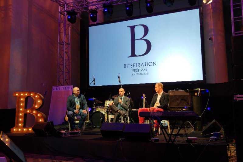 Na scenie Bitspiration debatowali: Grzegorz Nowaczewski, Leszek Grabarczyk i Maciej Sadowski.