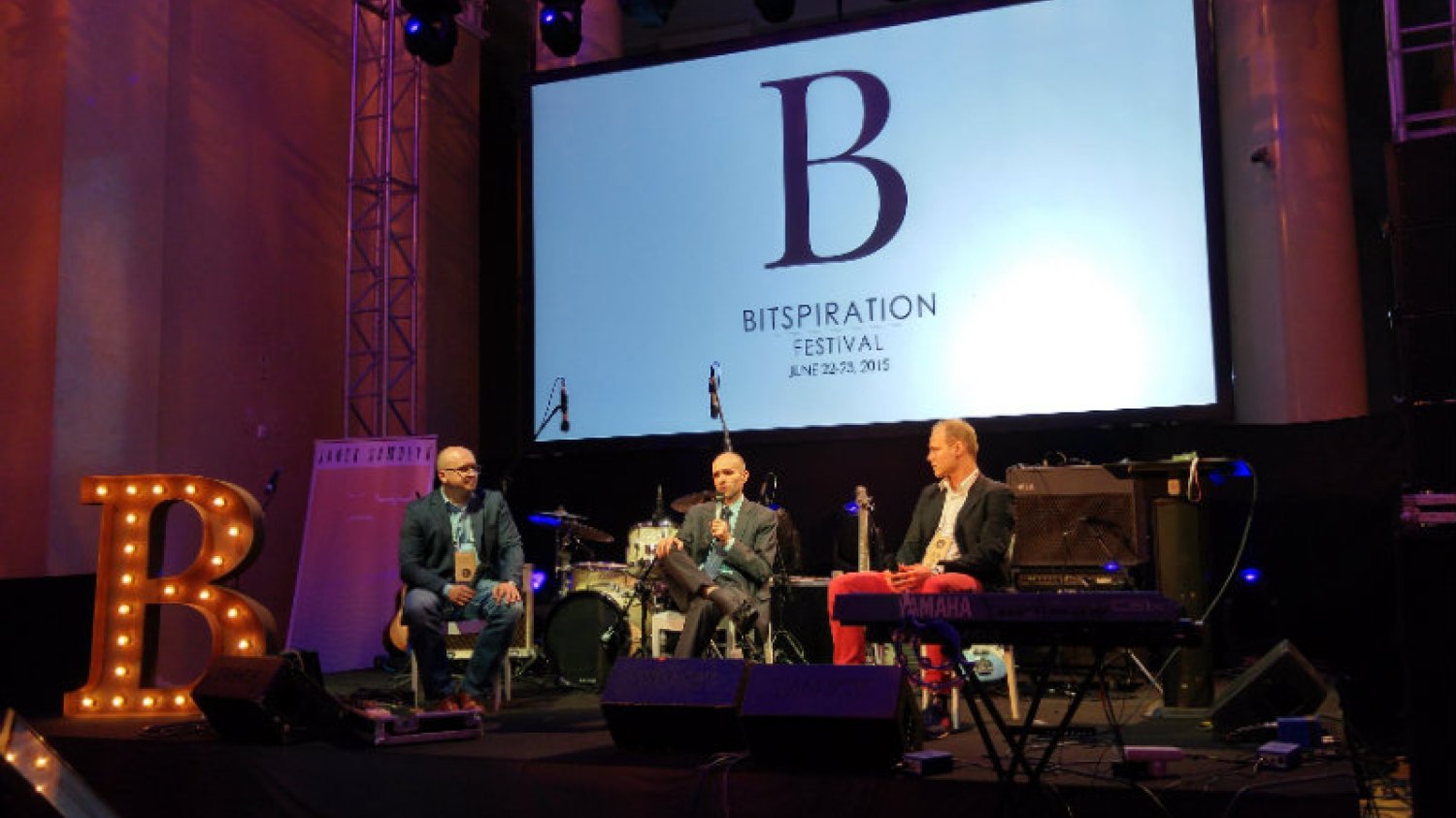 Na scenie Bitspiration debatowali: Grzegorz Nowaczewski, Leszek Grabarczyk i Maciej Sadowski.
