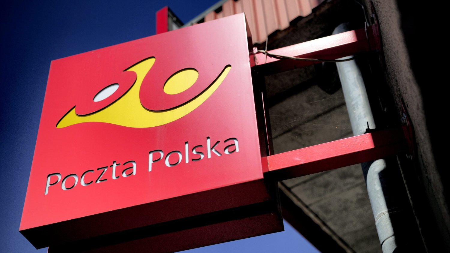 Wszystkie okienka  Paczk@ w punkt  zostały oznaczone specjalnymi naklejkami z logotypem.