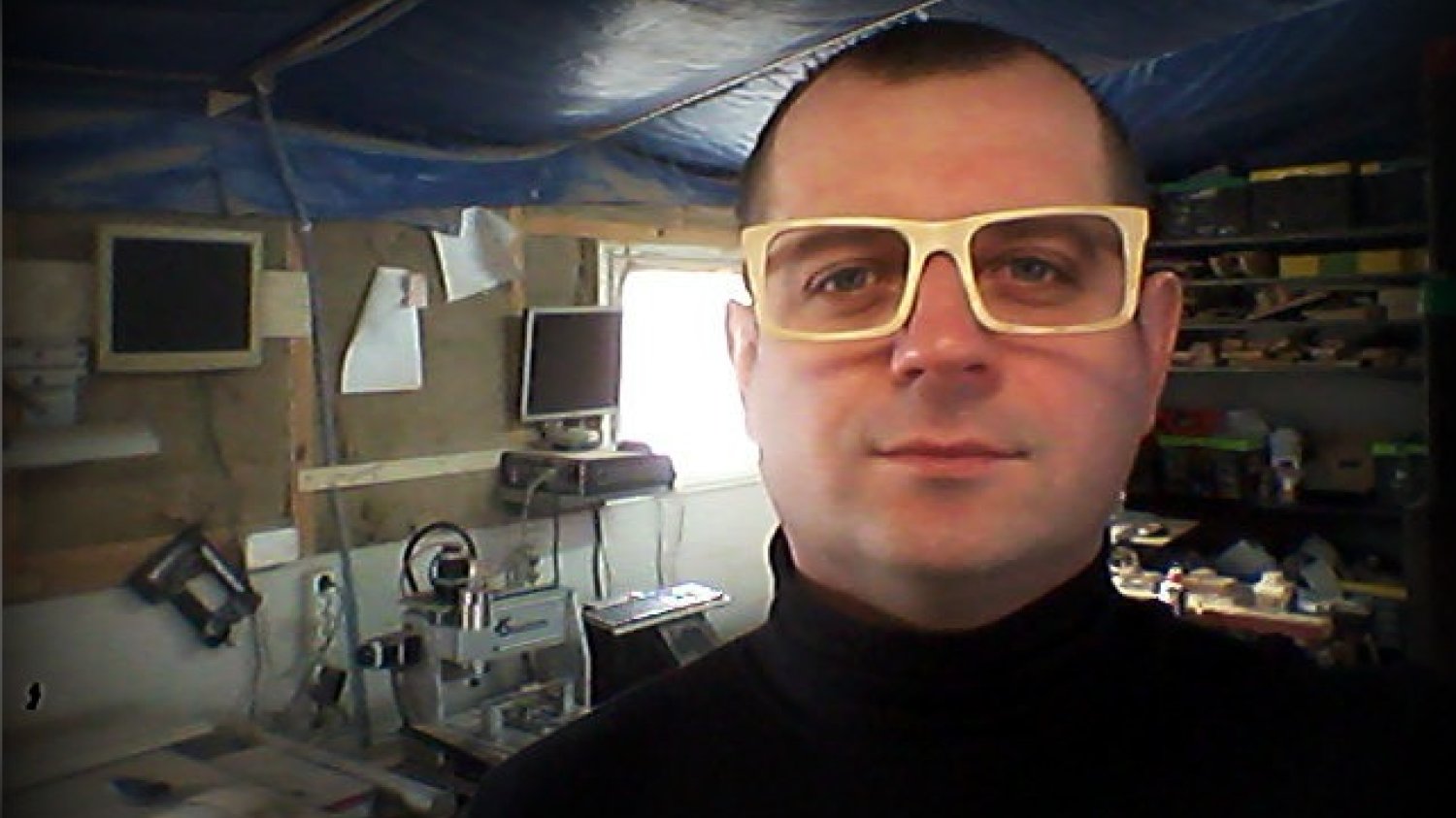 Grzegorz Komorowski jest stolarzem, który wykonuje drewniane oprawki do okularów. Jego produkty wygrywają z chińską konkurencją