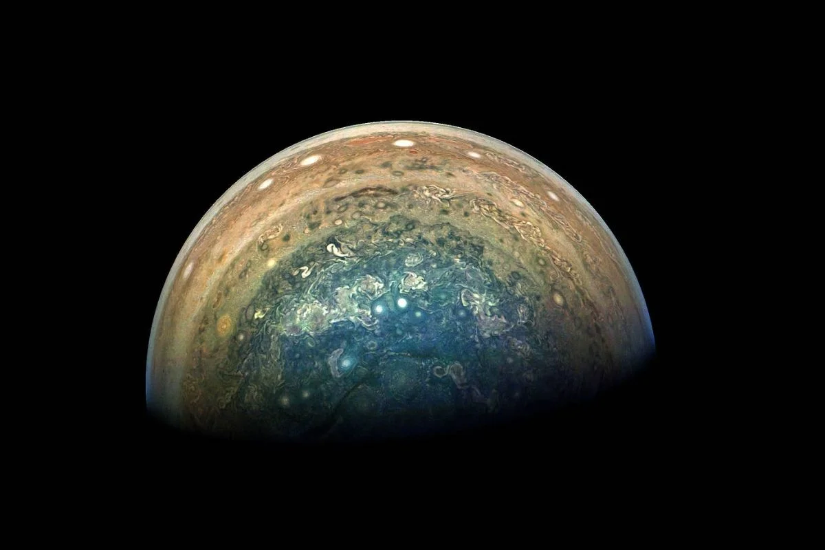Sonda Juno od 2016 roku pozwala nam obserwować Jowisza w ogromnych detalach. Tak wyglądał południowy biegun gazowego giganta w grudniu 2017 roku.