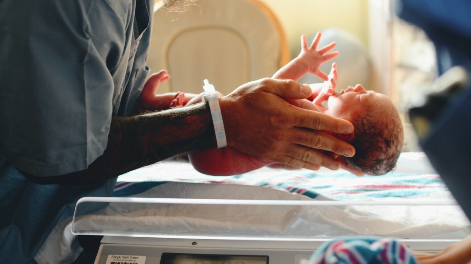Przed wprowadzeniem tych przepisów, urlop macierzyński rozpoczynał się bezpośrednio po narodzinach dziecka, niezależnie od jego stanu zdrowia czy konieczności hospitalizacji.