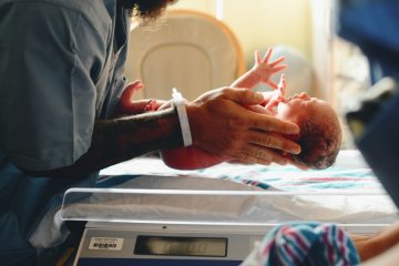 Przed wprowadzeniem tych przepisów, urlop macierzyński rozpoczynał się bezpośrednio po narodzinach dziecka, niezależnie od jego stanu zdrowia czy konieczności hospitalizacji.