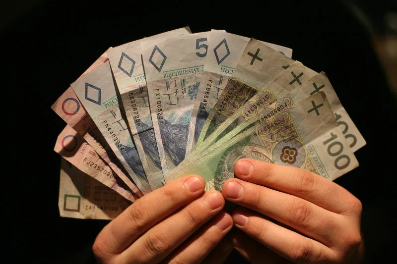 Niemal 20 tysięcy złotych rocznie – tyle kosztuje przeciętnego Kowalskiego czy Nowaka polskie państwo.