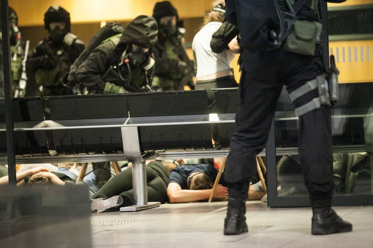Terroryści dookoła, ludzie leżą pod ławką. Ćwiczenia.