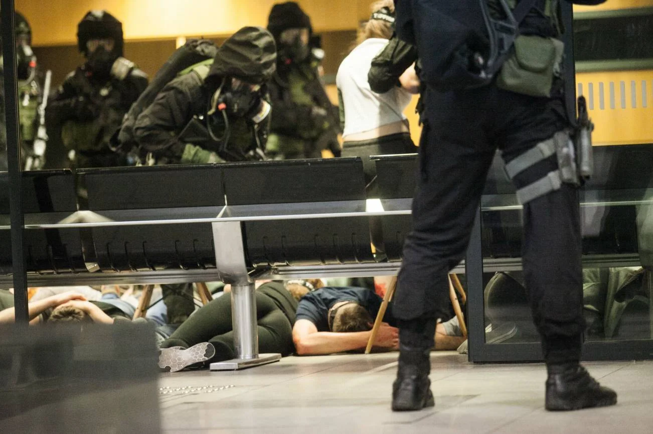 Terroryści dookoła, ludzie leżą pod ławką. Ćwiczenia.