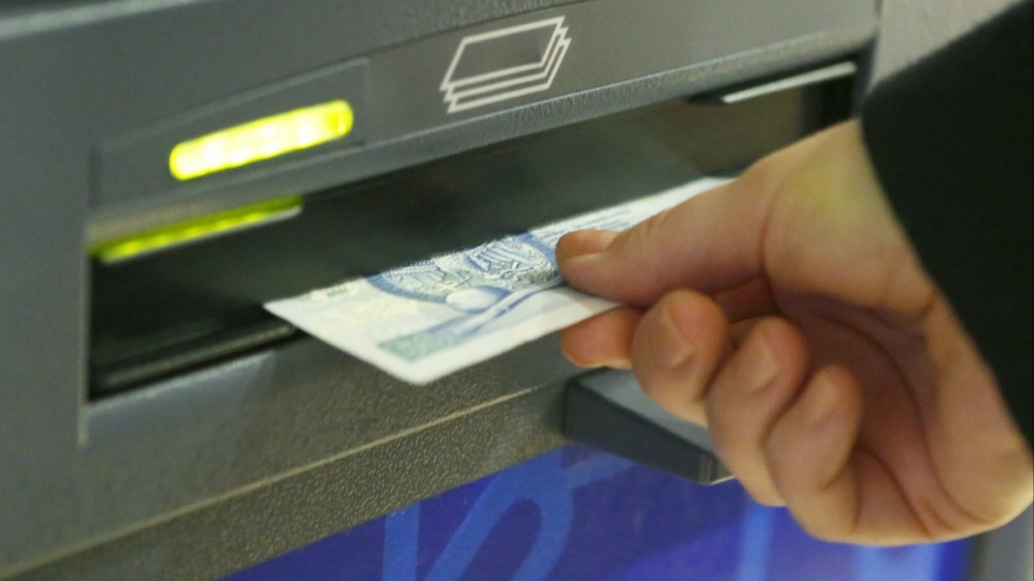 Wypłata gotówki z bankomatu.