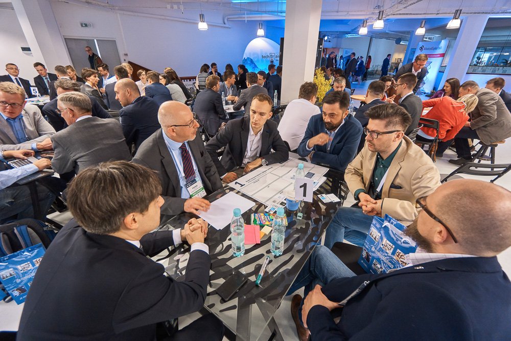 Sesja roundtables - stolików eksperckich podczas techbrainers R&D Summit 2016.