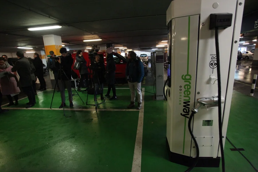 Szczyt high-tech na chwilę obecną: stacja ładowania aut w stołecznej Galerii Mokotów.