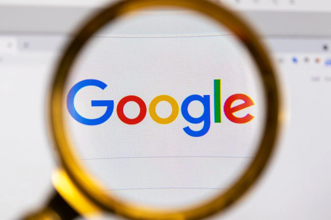 Napis Google pod lupą.