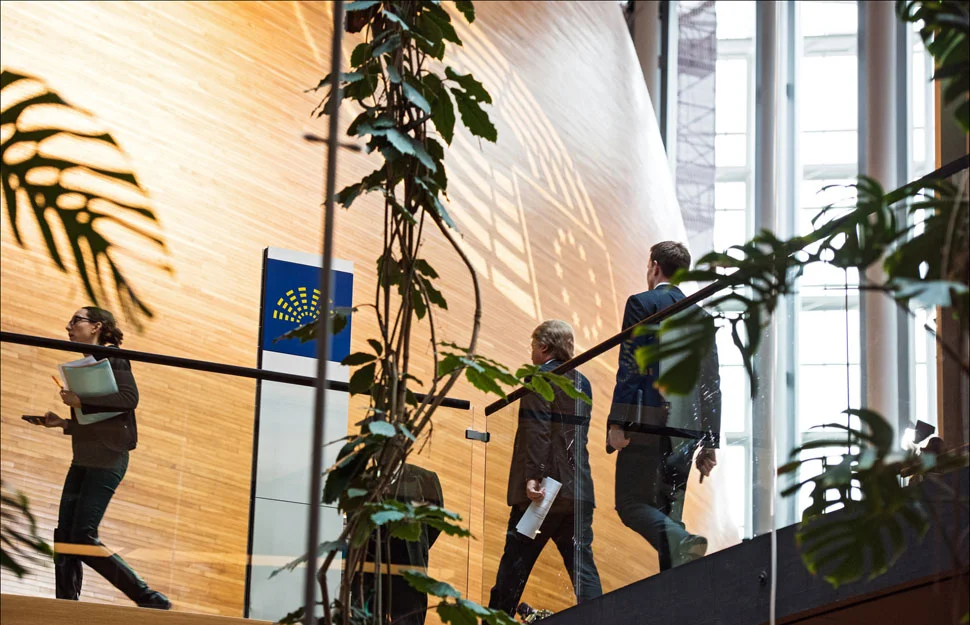 Posłowie schodzą się na posiedzenie. Strasburg, 7 marca. Fot. European Parliament