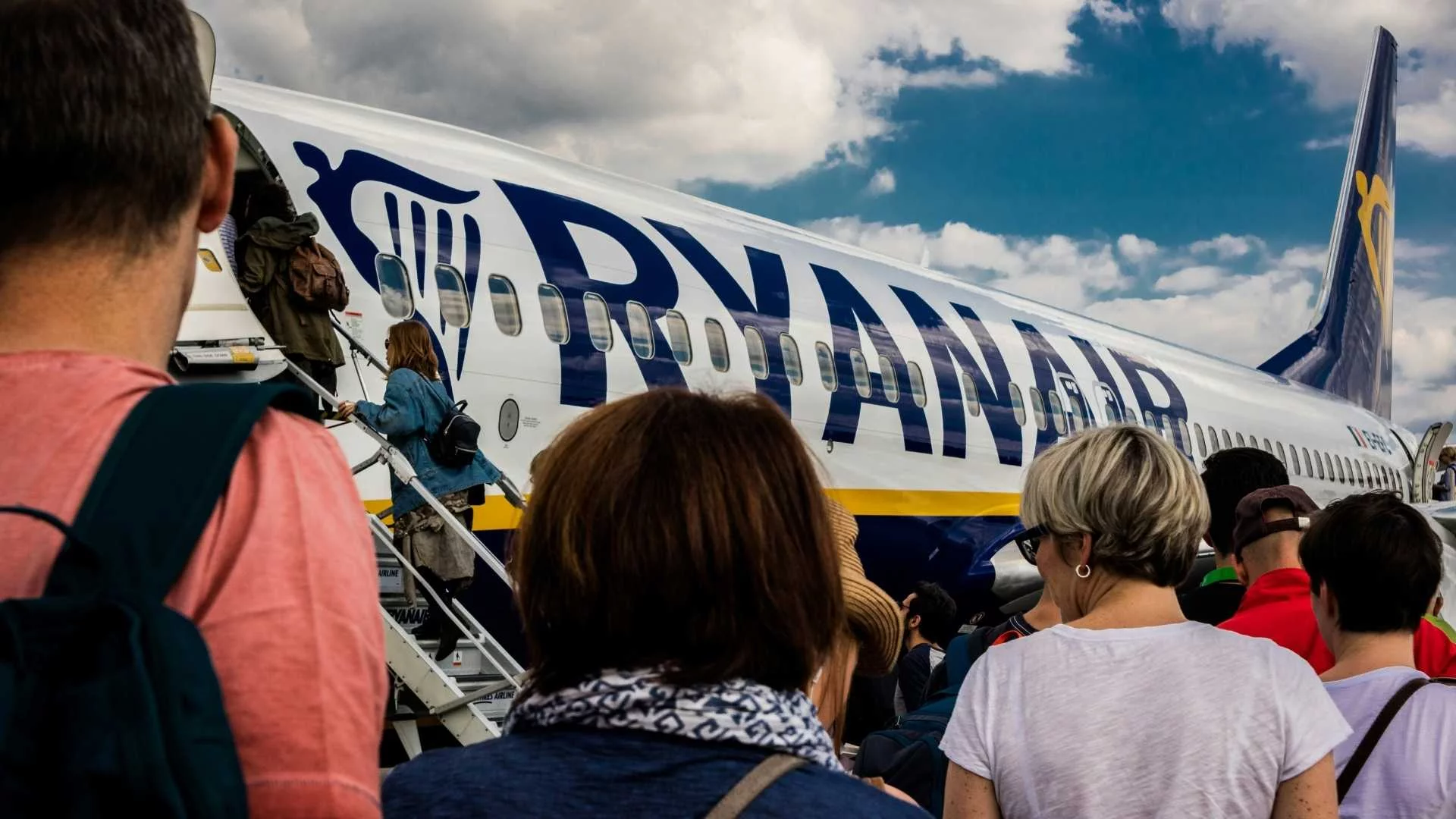 Podróżni muszą zacisnąć zęby. Ryanair wprowadza nową opłatę. Ryanair zmienia cennik. Podróżni muszą zapłacić więcej za miejsce przy oknie i nie tylko.