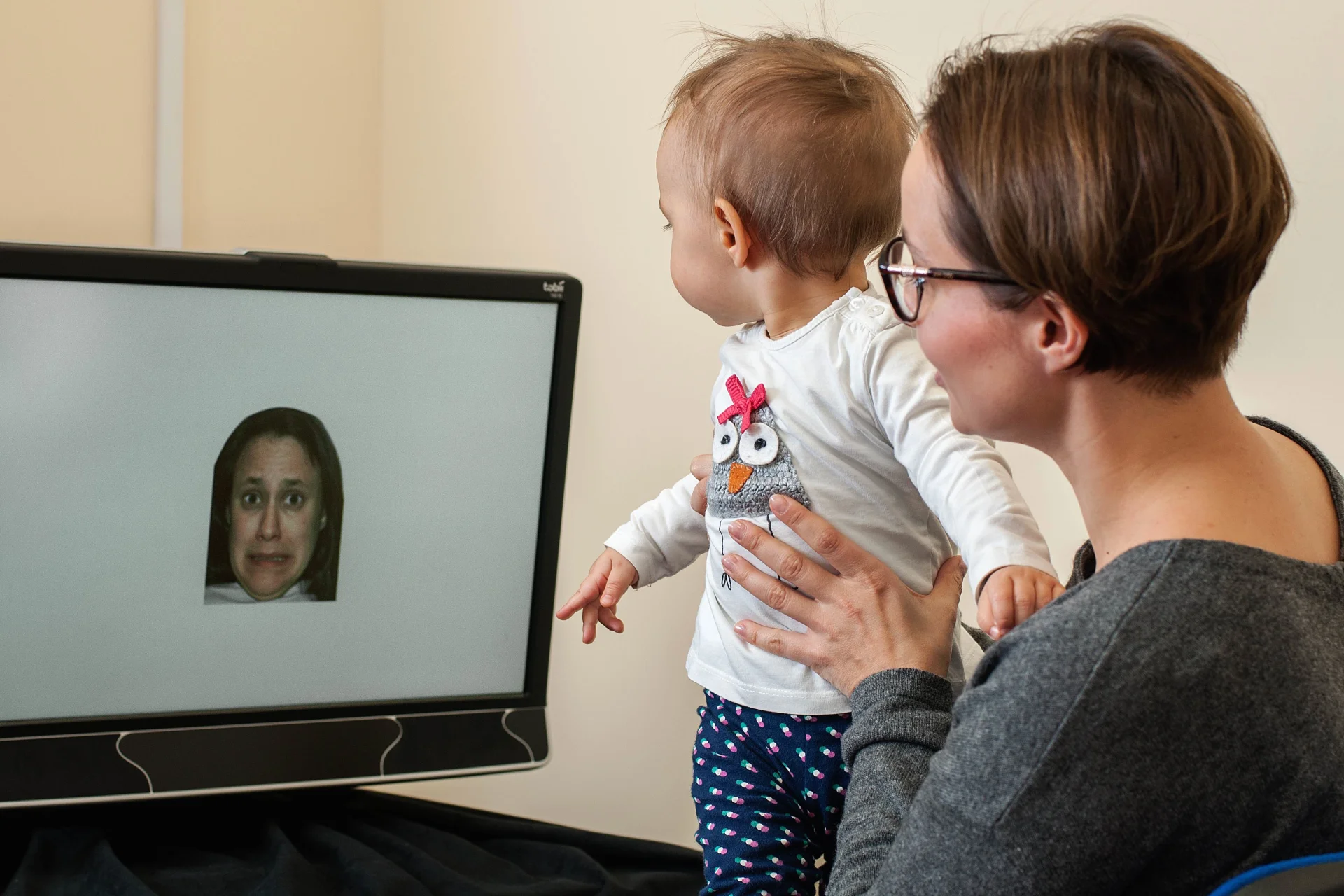 16 –miesięczne dzieci, później zdiagnozowane jako autystyczne nie potrafią zatrzymać wzroku na twarzy