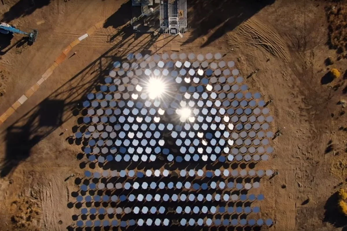Heliogen, założony przez Billa Grossa, musi jeszcze przekonać firmy przemysłowe, że warto zainwestować w technologię słoneczną. Inżynierowie zapewniają jednak, że rozwiązanie jest ekonomiczne i wydajne.