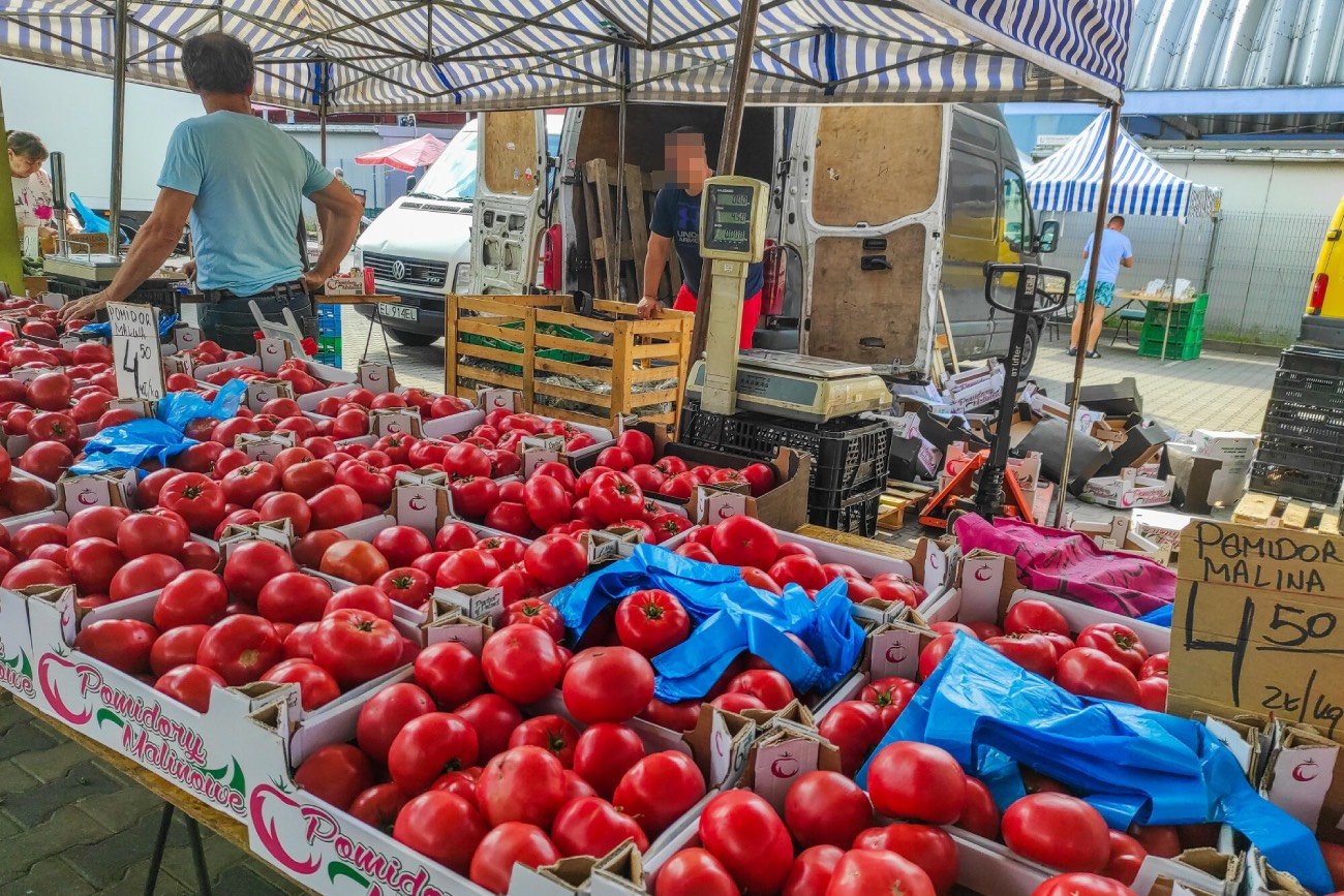 Pomidory sprzedawane na targu.