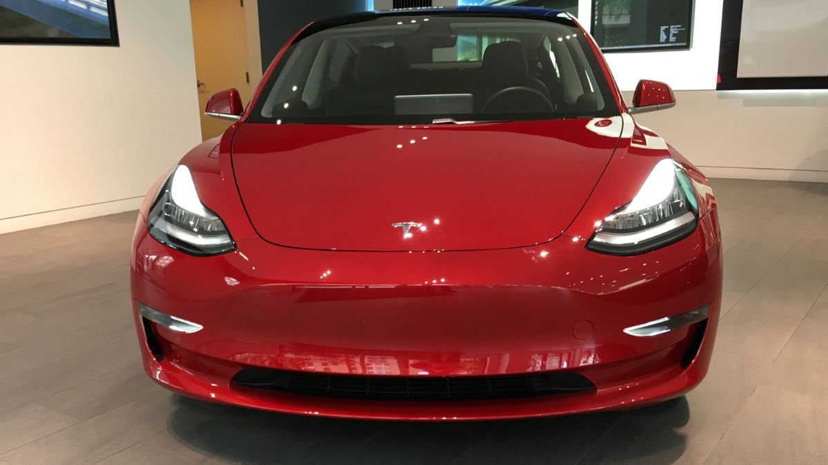 Tesla Model 3 po raz pierwszy wjeżdża do Polski. Będzie dostępna na abonament miesięczny