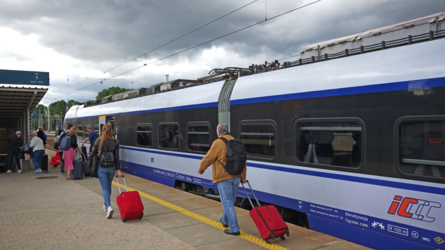 Pasażerowie z walizkami, pociąg PKP.