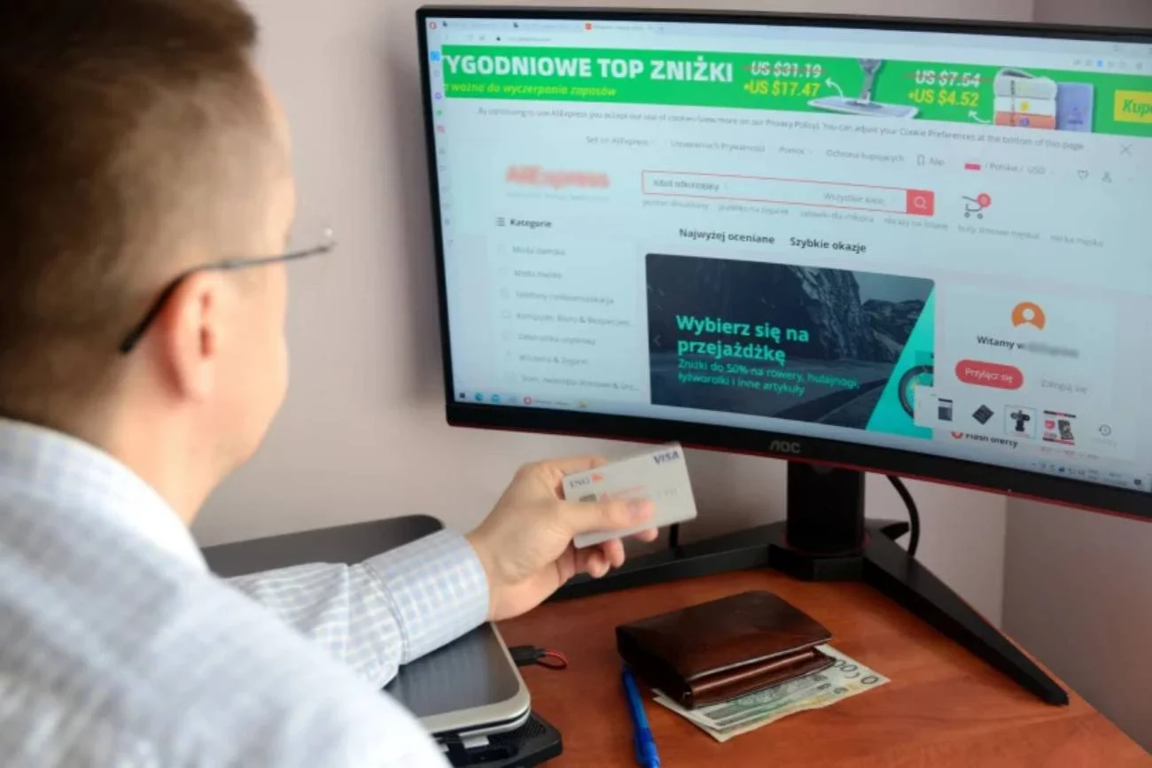 Robienie zakupów online.