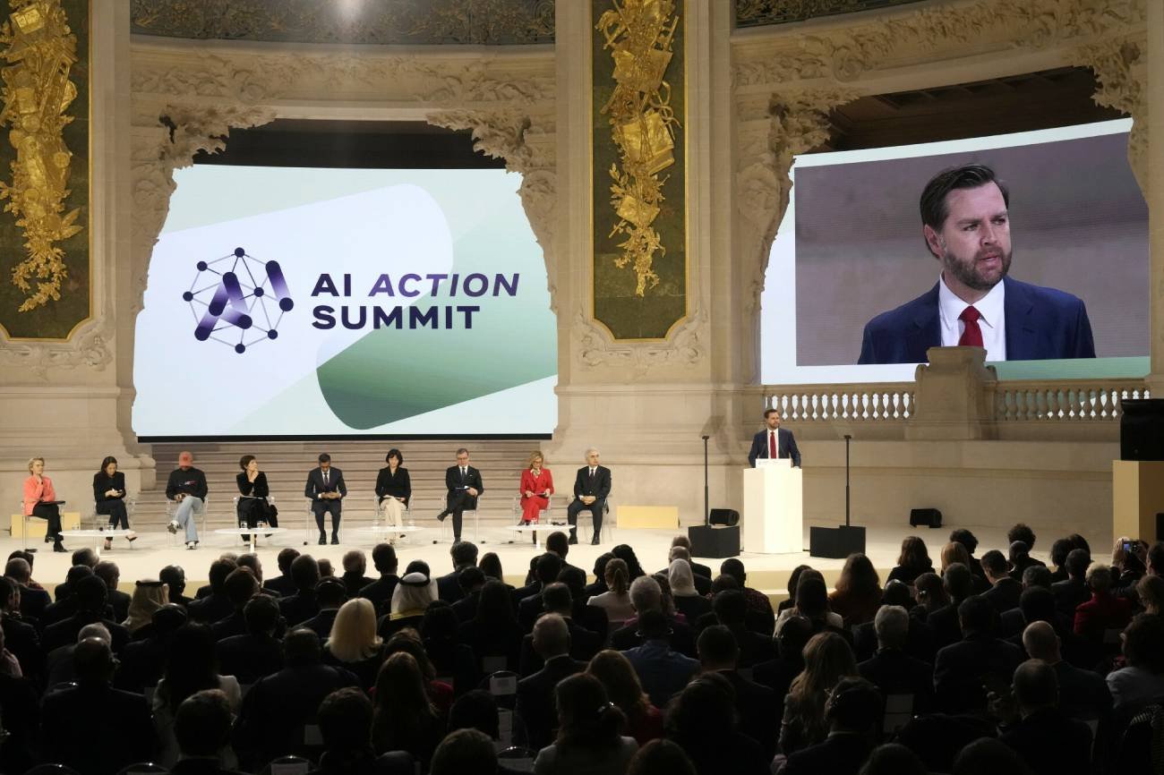 JD Vance przemawiający w Paryżu na AI Action Summit.
