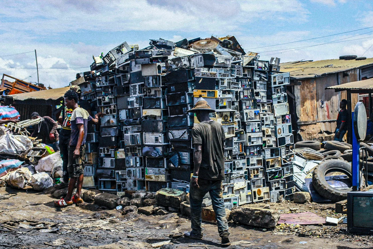 Agbogbloshie – największe śmietnisko elektroniki w Ghanie – to nie tylko ekologiczna bomba, lecz także raj dla cyberprzestępców.