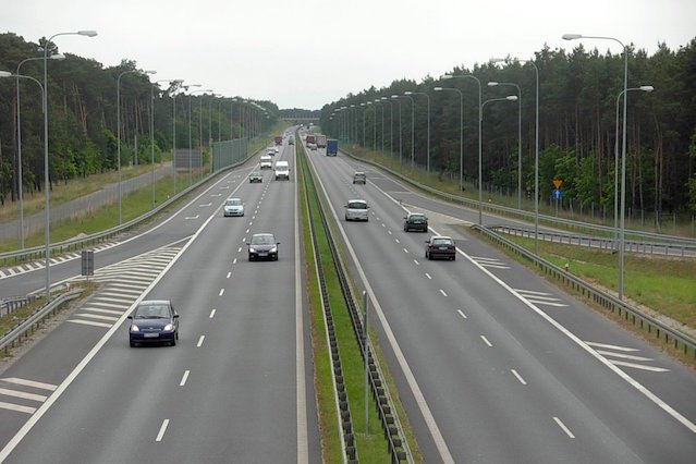 Drogi ekspresowe są bezpieczniejsze, a samochód spala na nich mniej paliwa.