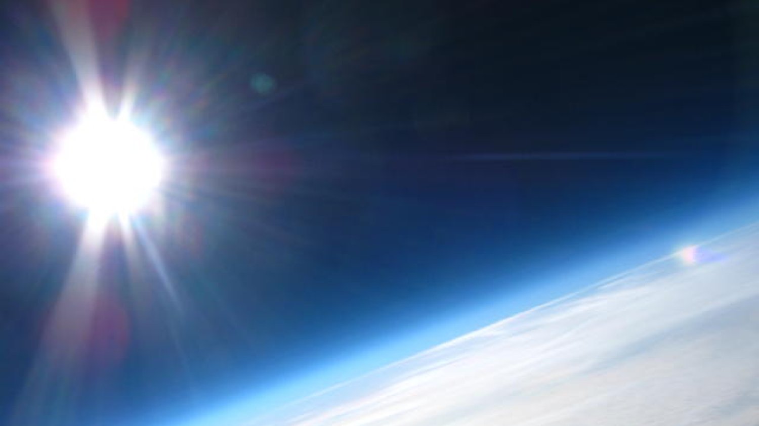 Zdjęcie z wysokości ok. 35 km wykonane z polskiej eksperymentalnej platformy stratosferycznej "Hevelius".