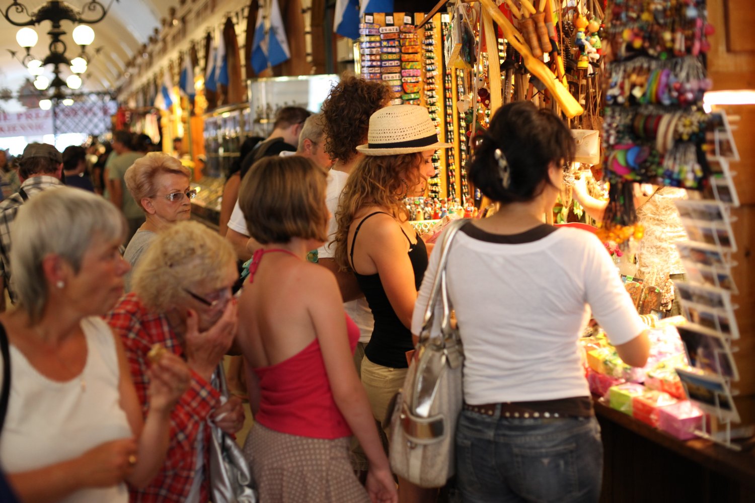 Krakowskie Sukiennice mają kram do wynajęcia. Miejscówka przyciąga masy turystów.