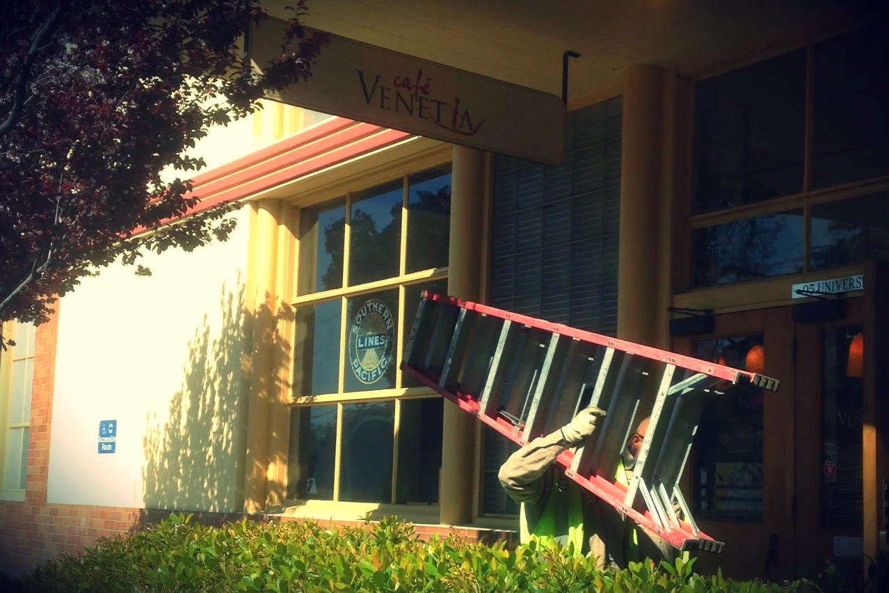 Palo Alto. Robotnicy, drabina i smutna kawiarnia. Innowacji, startupow i leżących na ulicach milionów dolarów ani śladu.