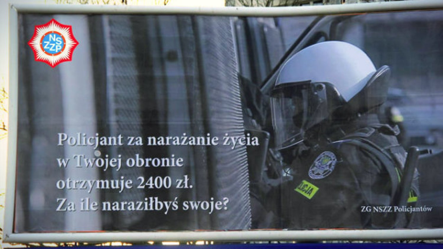 Od piątku na ulicach polskich miast zaczynają pojawiać się billboardy, opisujące pracę w policji. I nie jest to bynajmniej opis pozytywny