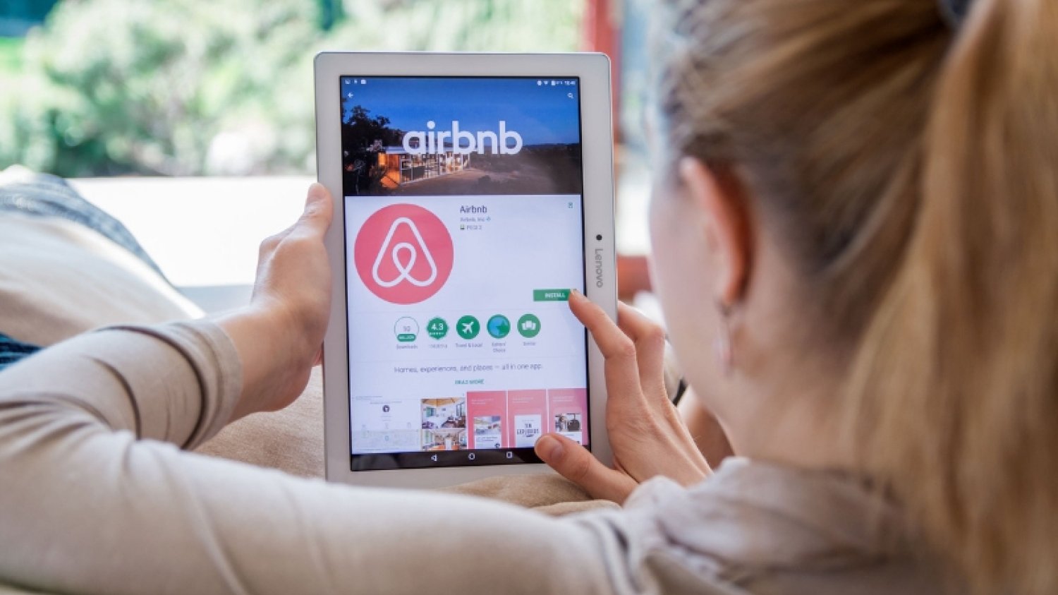 Airbnb czekają wielkie zmiany: firma chce być wyłącznie pośrednikiem w wynajmie nieruchomości, ale platformą integracji usług rozmaitych firm związanych z podróżowaniem.