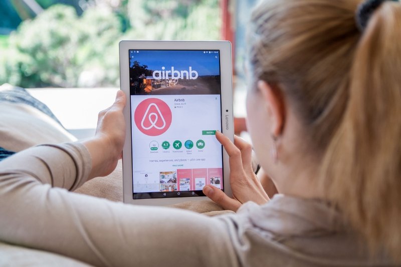 Airbnb czekają wielkie zmiany: firma chce być wyłącznie pośrednikiem w wynajmie nieruchomości, ale platformą integracji usług rozmaitych firm związanych z podróżowaniem.